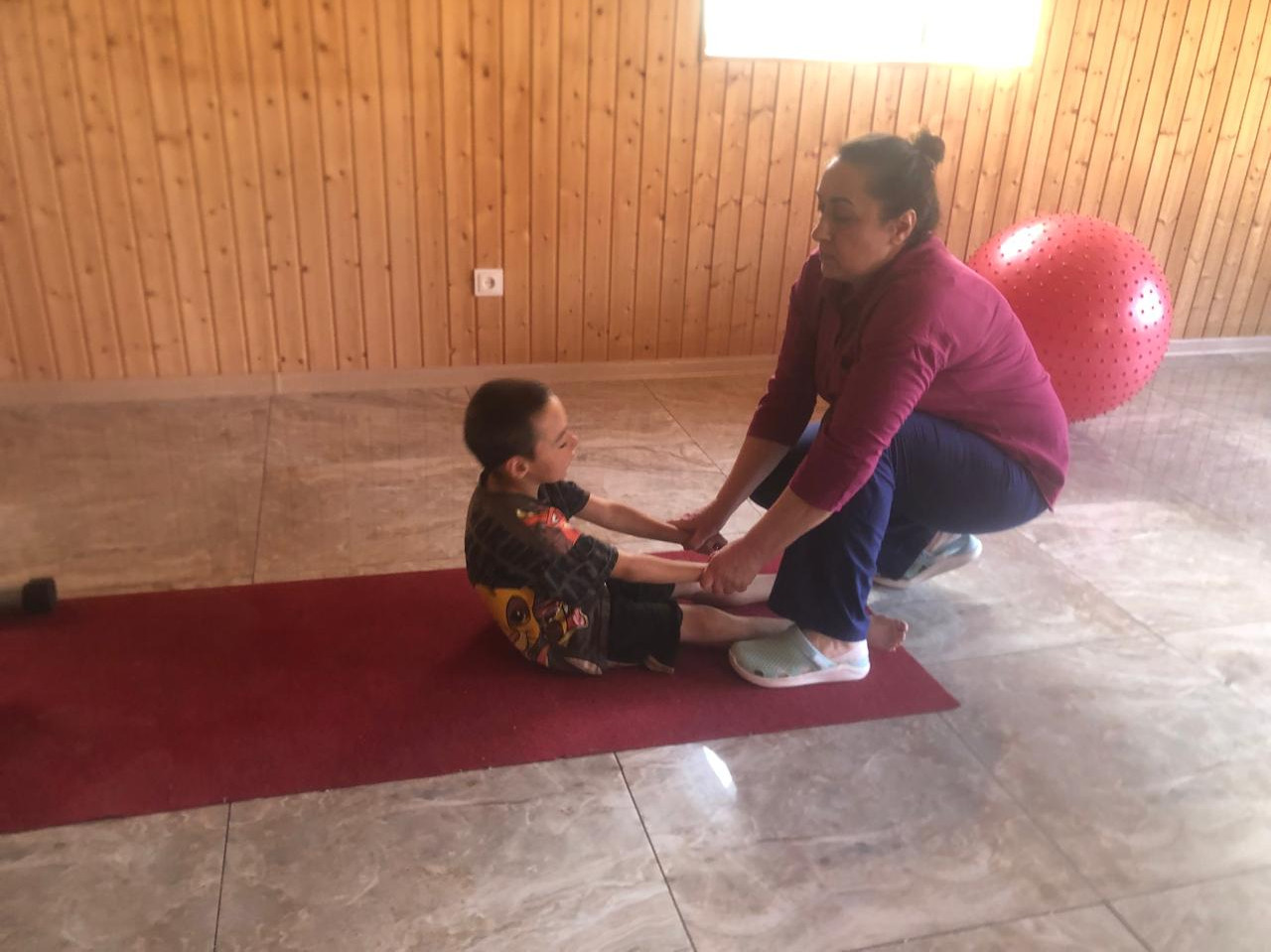 Будни инструктора ЛФК, Лечебной Физкультуры и Коррекционной Гимнастики, Ибрагимовой Хадижат, проходят в динамичном режиме и включают в себя разнообразные задачи и активности.